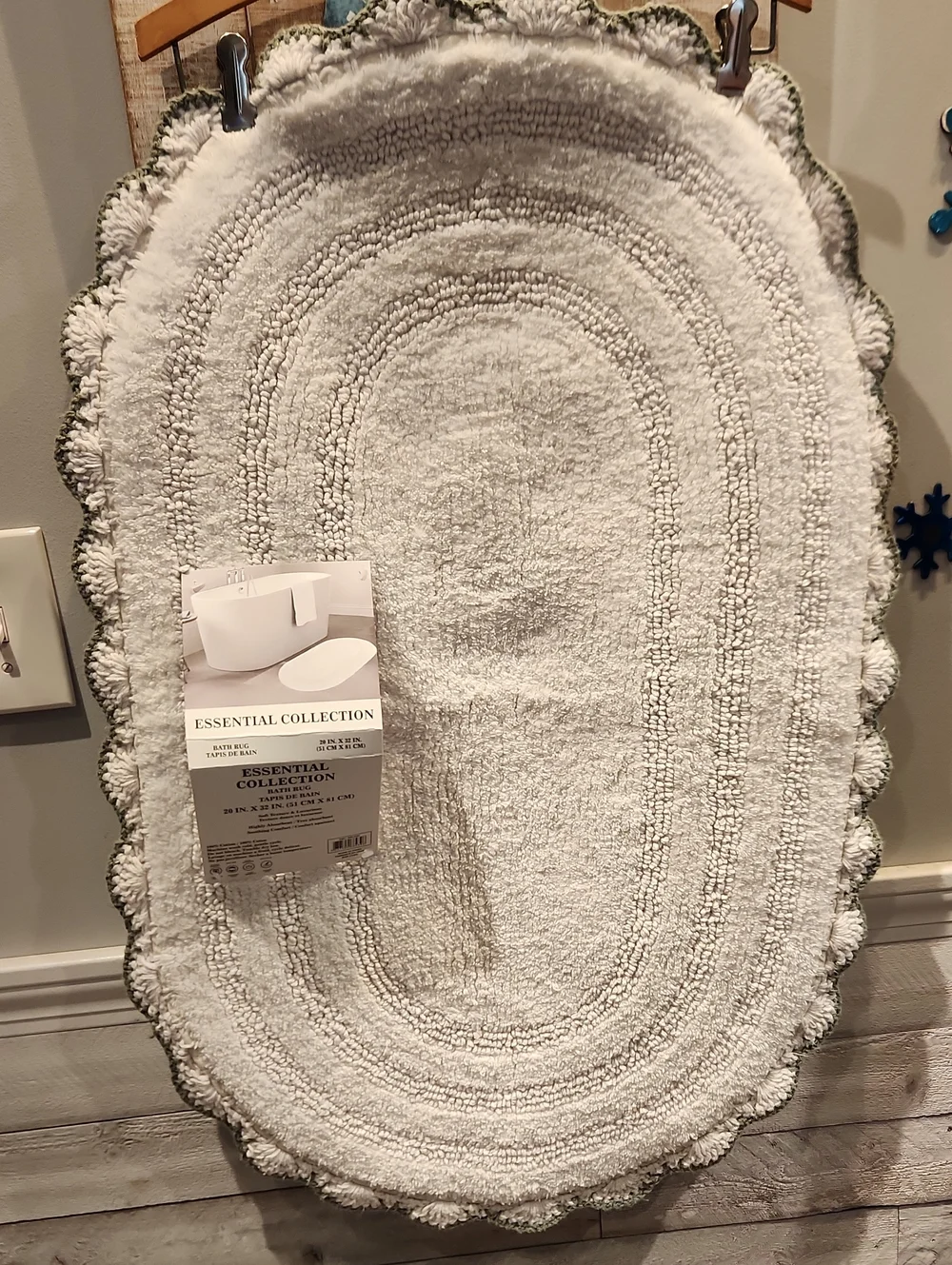 Oval Bath Mat in White with Green Trim
